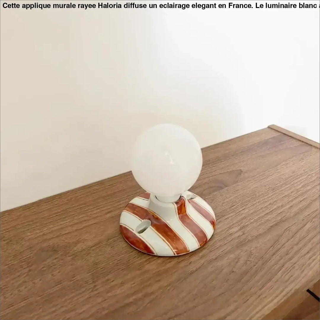 Applique Murale Rayée En Blanc Avec Du Bleu Ou Du Marron
