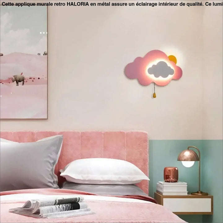 Applique murale nimBus en forme de nuage rose avec intérieur lumineux et détail petit soleil jaune murale nuageuse