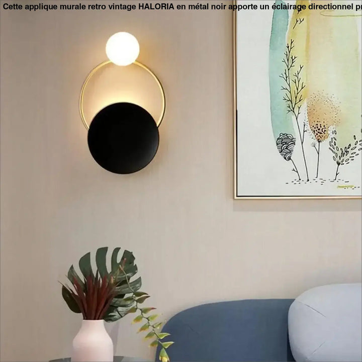 Applique murale retro vintage haloria avec cadre circulaire doré, base noire mate, et ampoule sphérique blanche éclatante