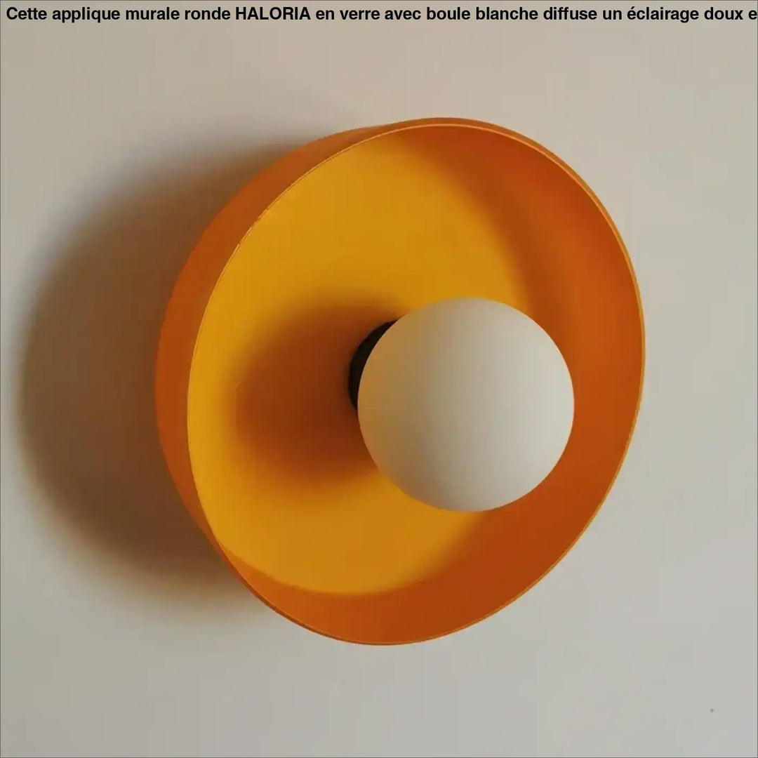 Applique murale ronde en verre avec une boule blanche

