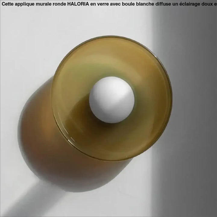 Applique murale ronde en verre avec une boule blanche

