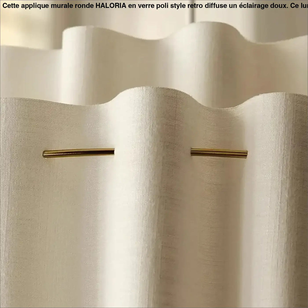 Suspension luminaire wabi avec rideau en lin couleur crème à texture subtile et œillets métalliques dorés