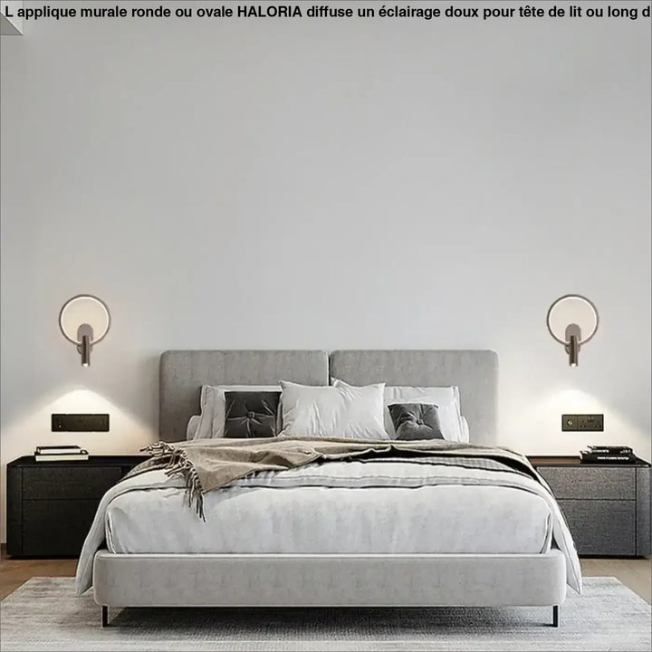 Applique murale ronde haloria en tissu gris assortie à un lit rembourré avec tête et pied de lit capitonnés