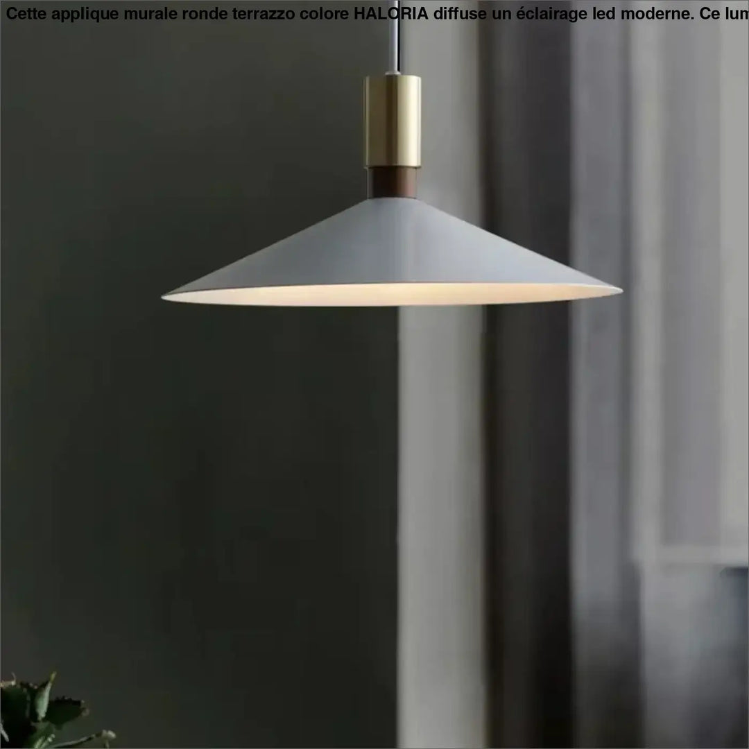 Suspension luminaire moderne cône métal avec détail doré

