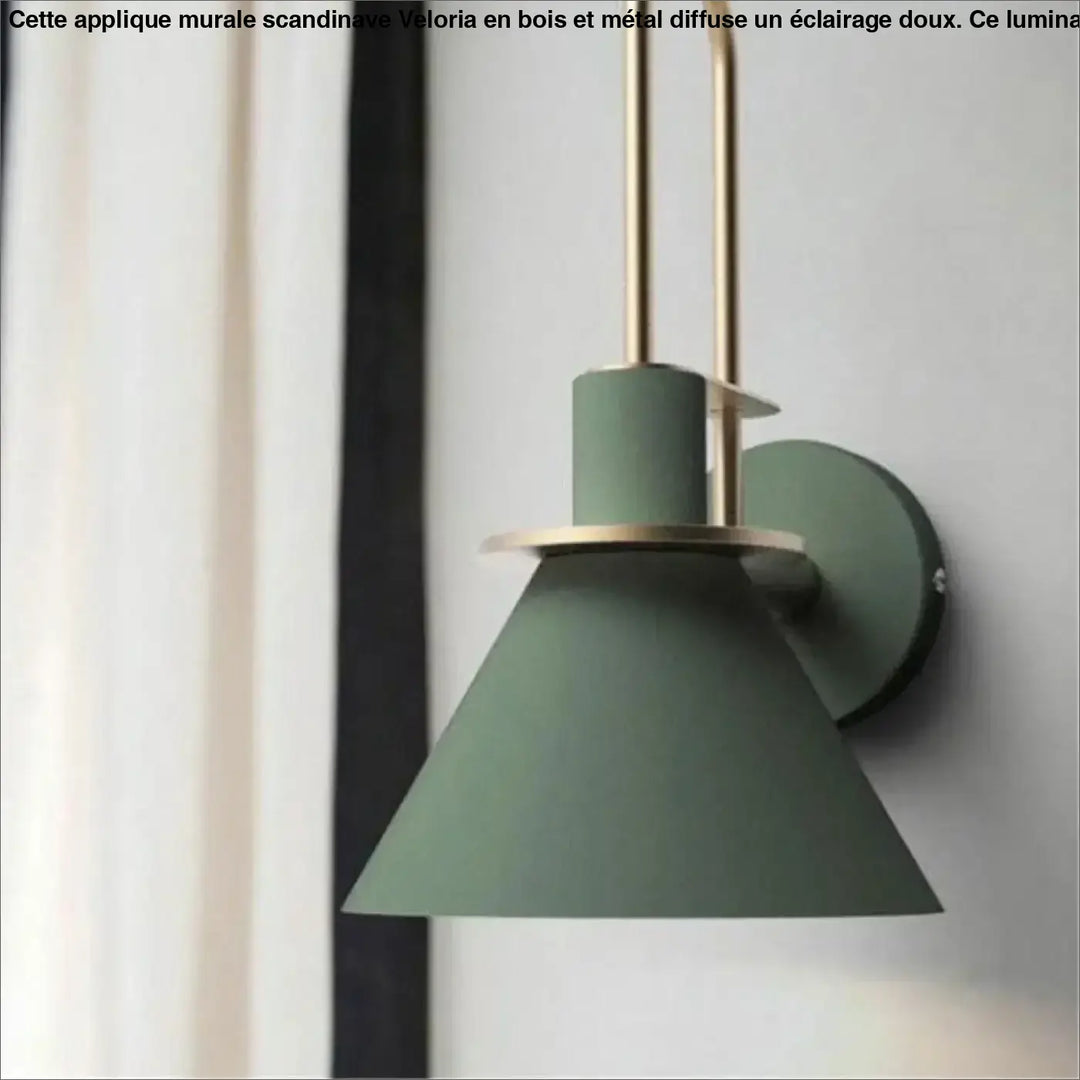 Applique murale scandinave olive verte moderne avec accents en laiton et abat-jour conique veloria