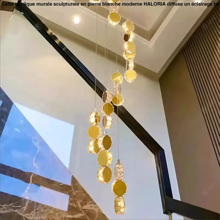 Suspension Design En Cascade Avec Boules Dorées Élégantes

