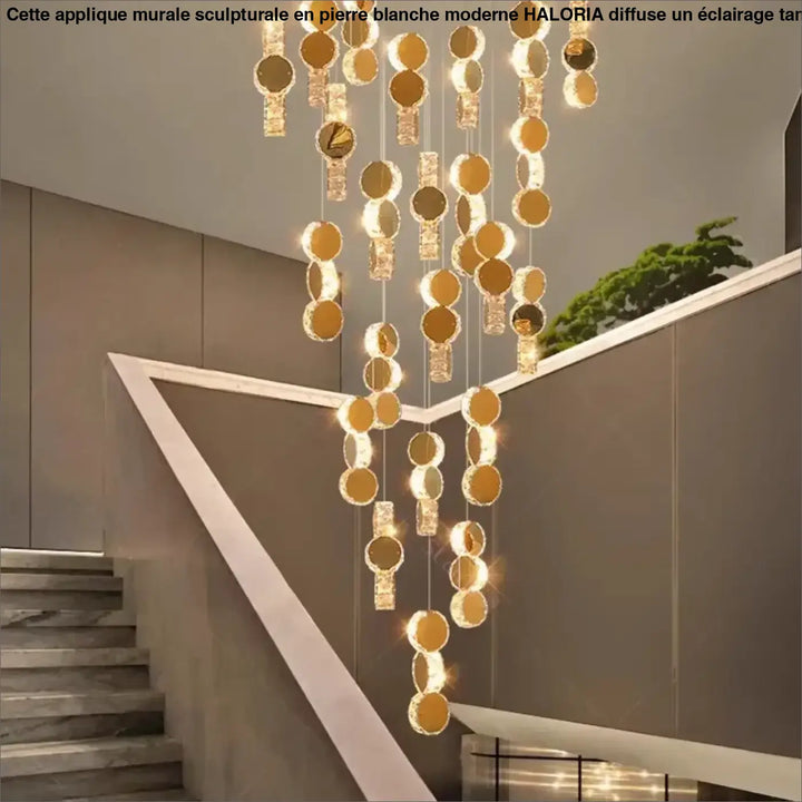 Suspension Design En Cascade Avec Boules Dorées Élégantes

