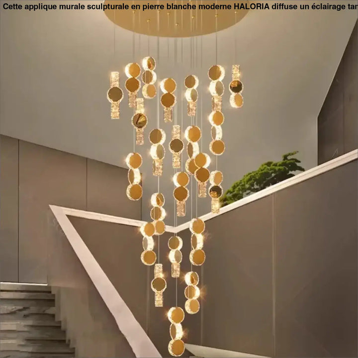 Suspension Design En Cascade Avec Boules Dorées Élégantes

