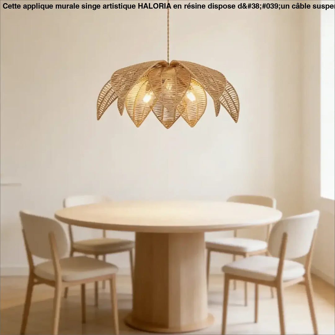 Suspension luminaire jamila en rotin doré en forme dune fleur ouverte suspendue au-dessus dune salle à manger minimaliste