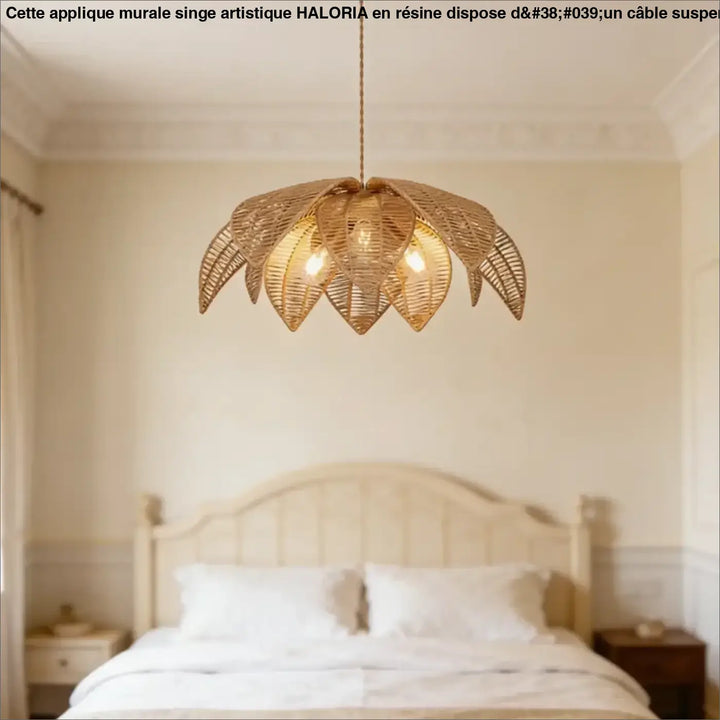 Suspension luminaire jamila en rotin tressé doré en forme dune fleur de lotus ouverte pour salle à manger