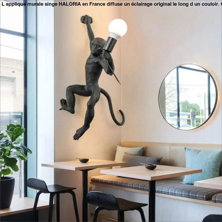 Applique murale singe en métal noir tenant une ampoule design moderne murale singe haloria
