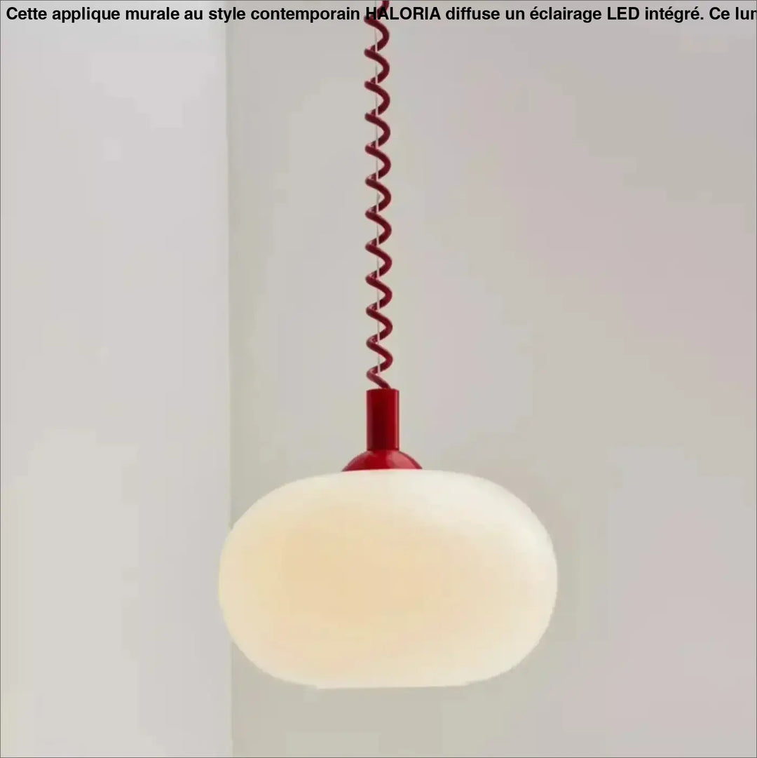 Suspension luminaire pendira avec globe en verre blanc froissé et câble spiralé rouge vif moderne