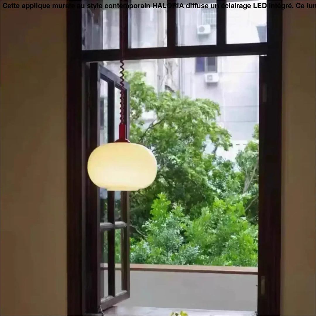 Suspension luminaire pendira avec verre blanc sphérique, cadre en bois foncé et câble spiralé rouge chaleureux
