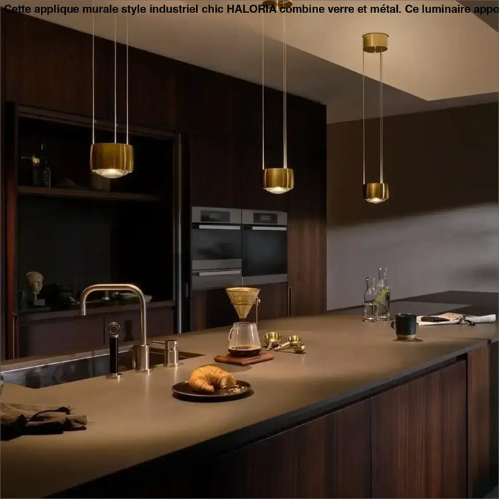 Suspension luminaire briss avec trois suspensions luxe en laiton doré cylindriques suspendues par câbles fins
