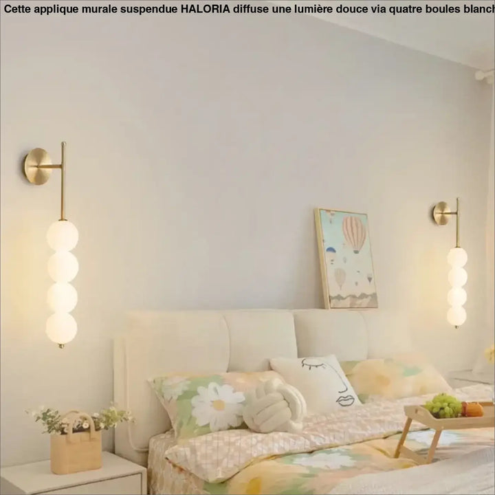 Applique murale suspendue haloria en métal doré avec trois globes en verre blanc empilés au design moderne