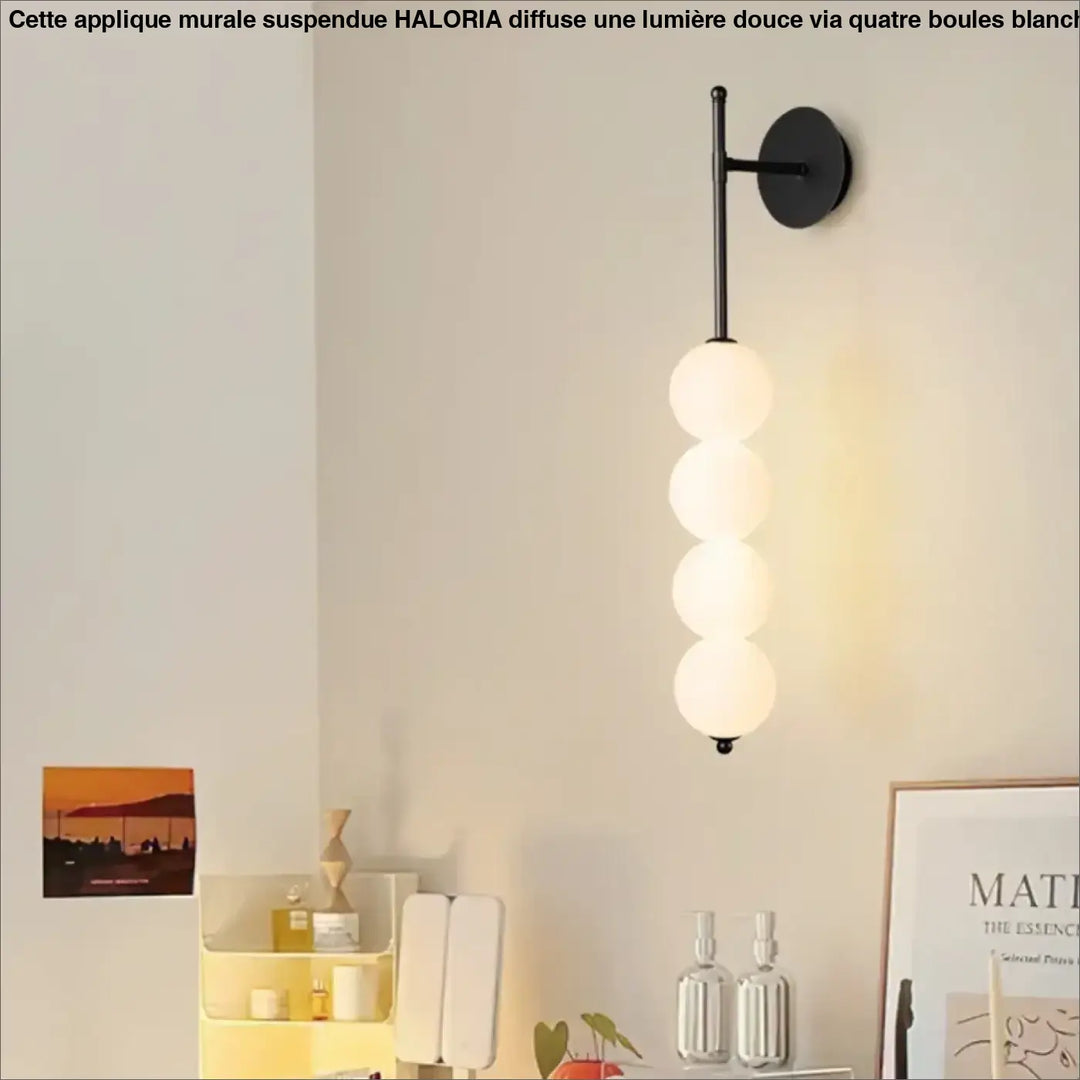 Applique murale suspendue noire moderne avec quatre boules en verre dépoli blanc empilées design haloria
