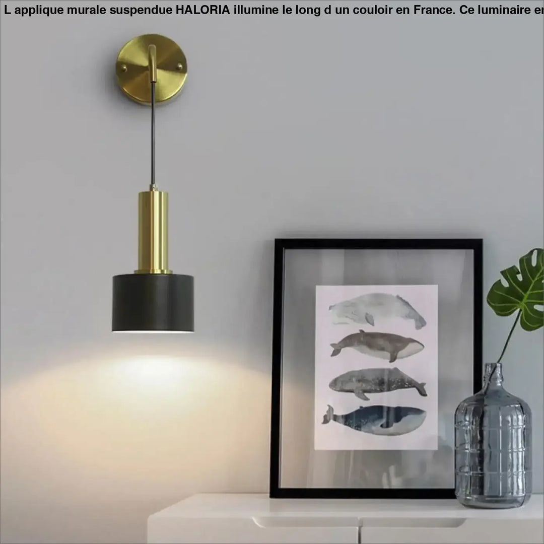 Applique murale suspendue haloria en cylindre doré avec abat-jour noir mat pour un éclairage murale suspendue design
