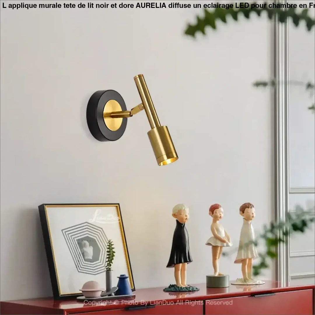 Applique murale tete aurelia dorée ajustable avec base circulaire noire pour tête de lit murale design