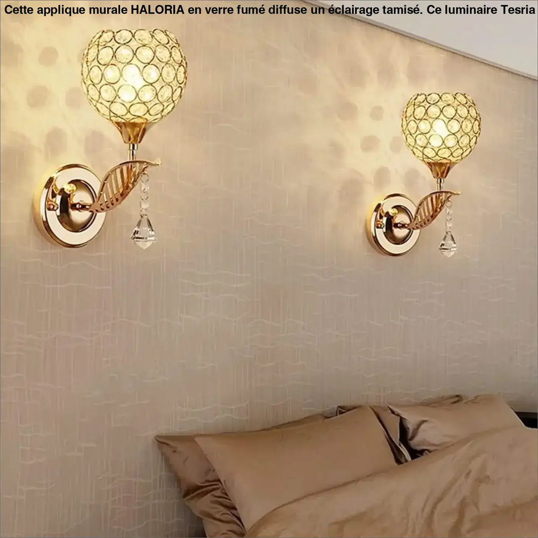 Applique murale verre fumé haloria en métal doré avec abat-jour en maille de cristal sphérique et gouttes claires suspendues