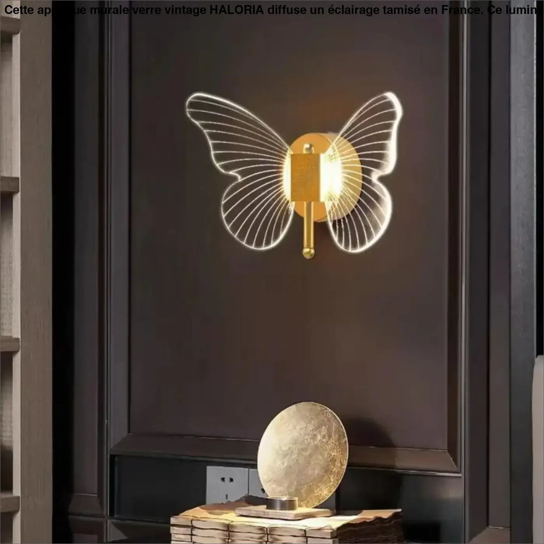 Applique murale verre vintage haloria en forme de papillon doré avec ailes en fil métallique illuminées