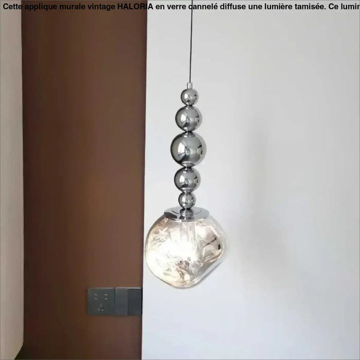 Suspension luminaire venusía avec verre opalin translucide et sphères chromées poli, design moderne et élégant