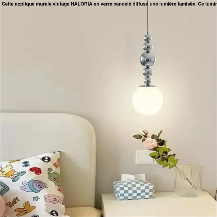 Suspension luminaire venusia avec chaîne chrome et perles sphériques verre opalin et globe blanc doux