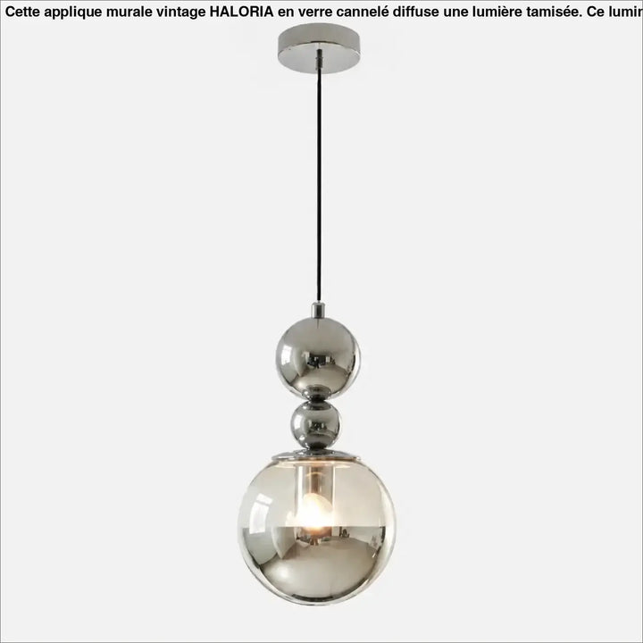 Suspension luminaire venusis avec trois globes en verre opalin chromés pour un design moderne et élégant