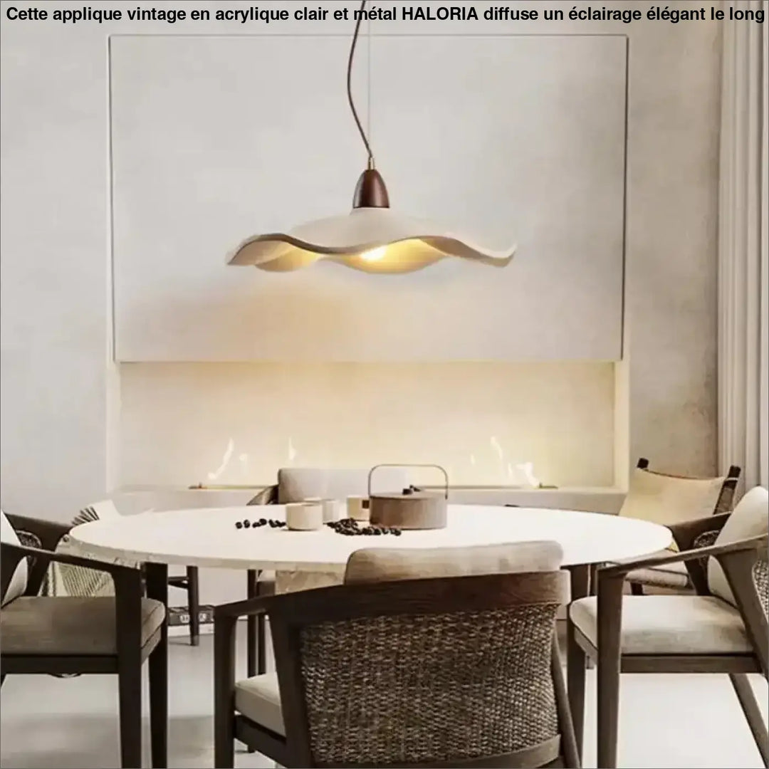 Applique murale vintage avec abat-jour ondulé en céramique blanc cassé et base en métal bronze foncé acrylique clair