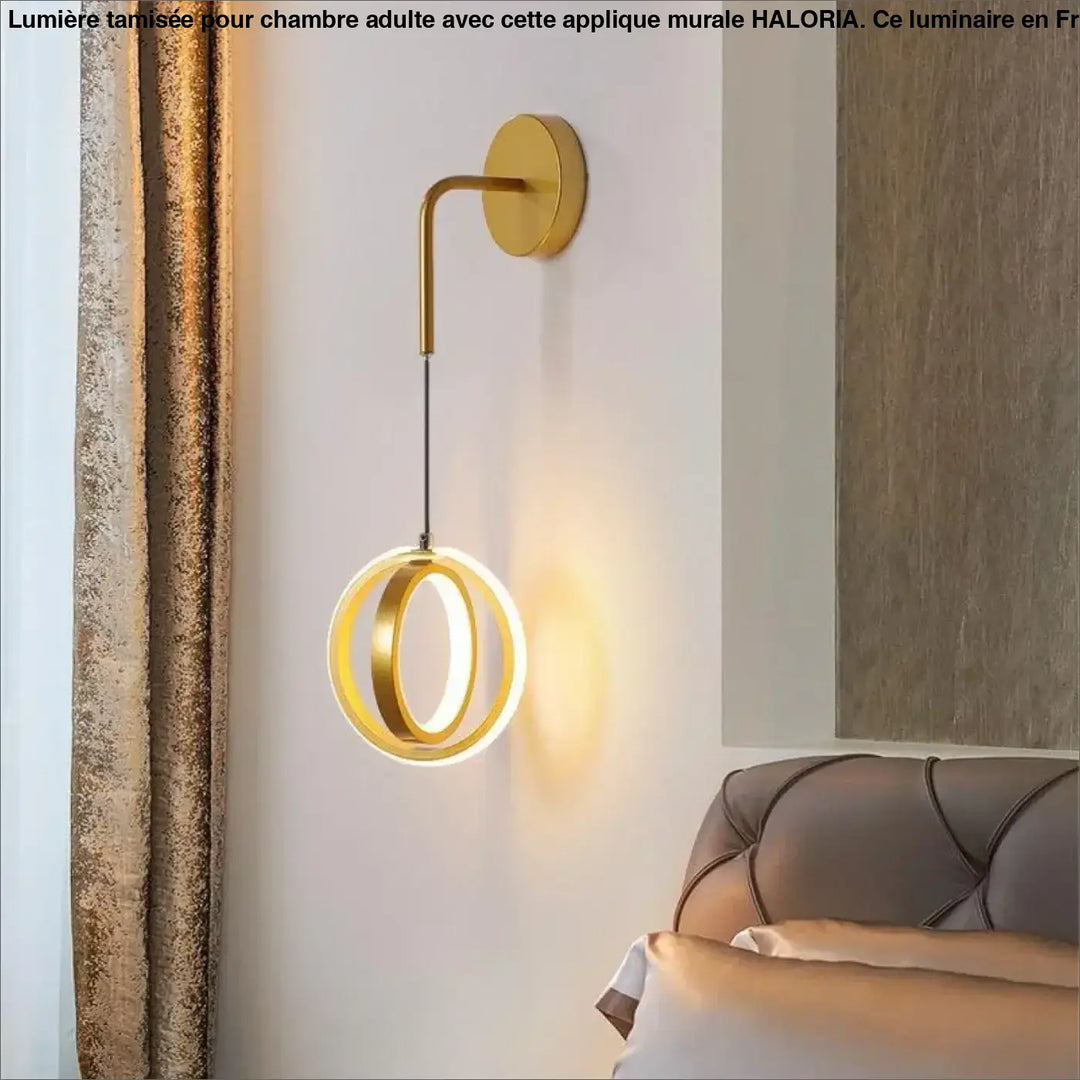 Applique murale chambre adulte gold-toned avec bras incurvé et anneaux concentriques émettant une lumière chaude