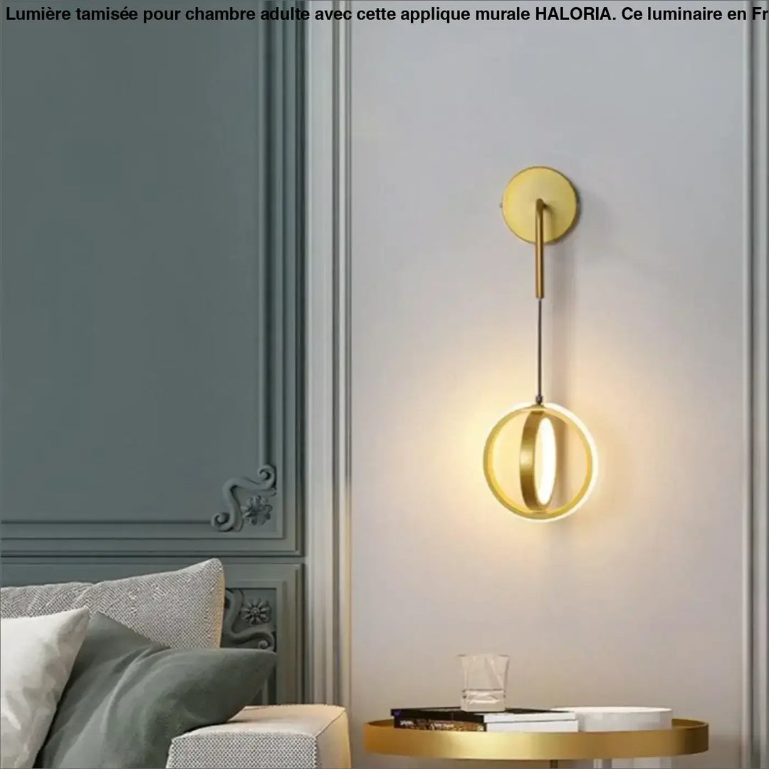 Applique murale circulaire dorée avec design minimaliste et éclairage chaleureux pour chambre adulte haloria