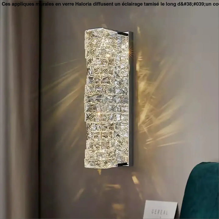 Applique murale en verre haloria avec design texturé cristal et leds intégrées pour une lumière chaude le long d’un couloir