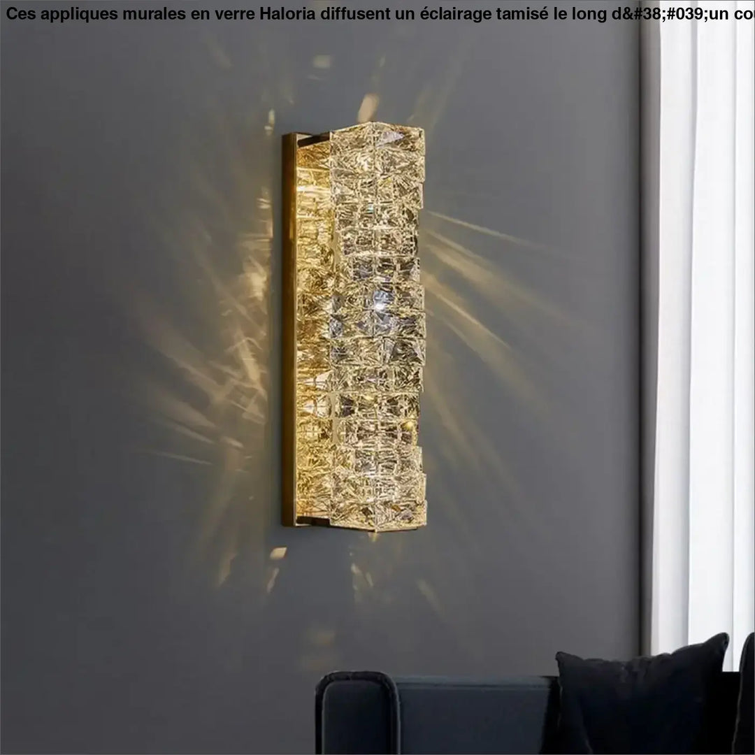 Applique murale moderne en verre dore texturé avec cadre en laiton idéale pour un couloir long d’un couloir haloria