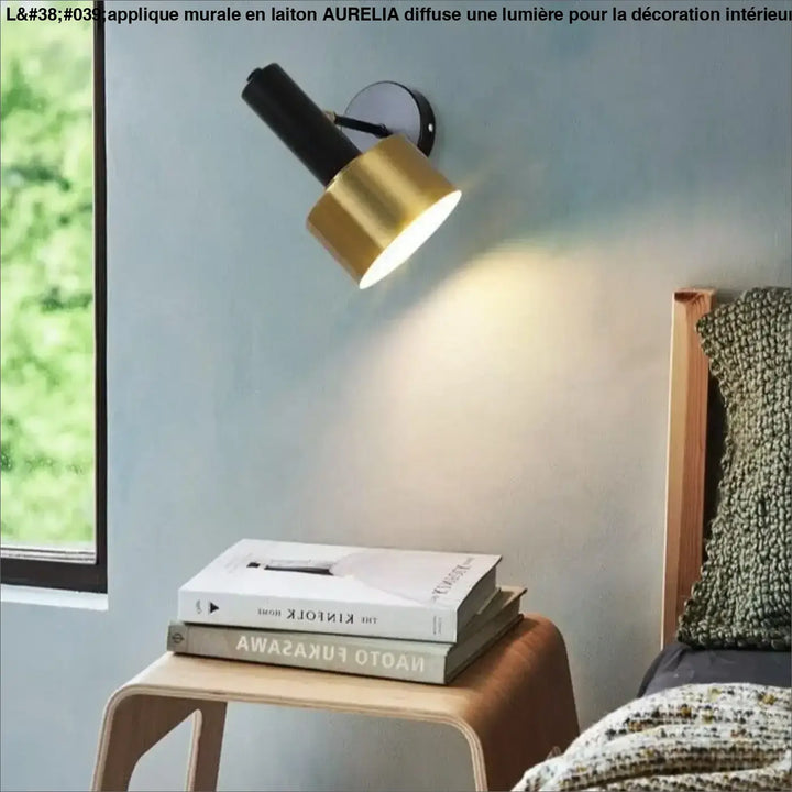 Applique murale noire et laiton aurelia avec bras ajustable pour lecture moderne et élégante