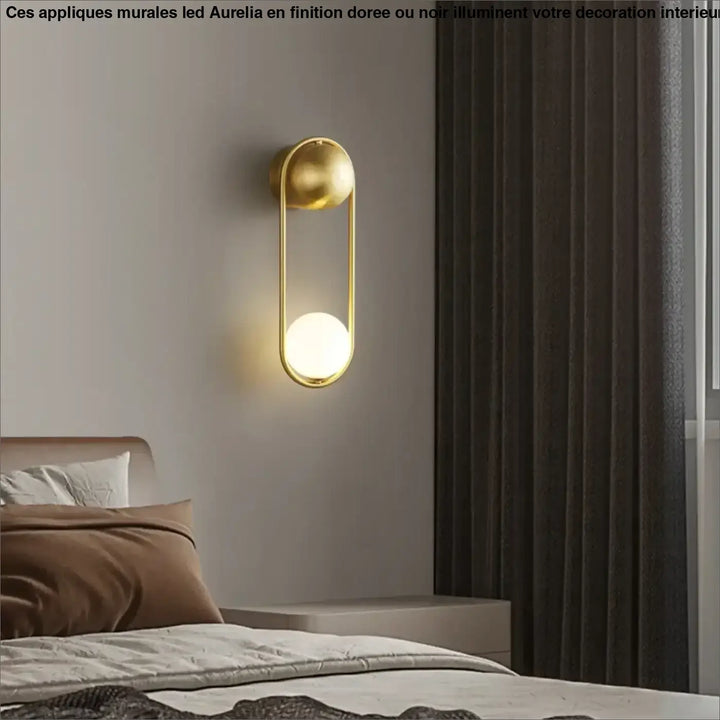 Applique murale led dorée aureria avec cadre ovale minimaliste et deux éléments sphériques élégants en métal doré