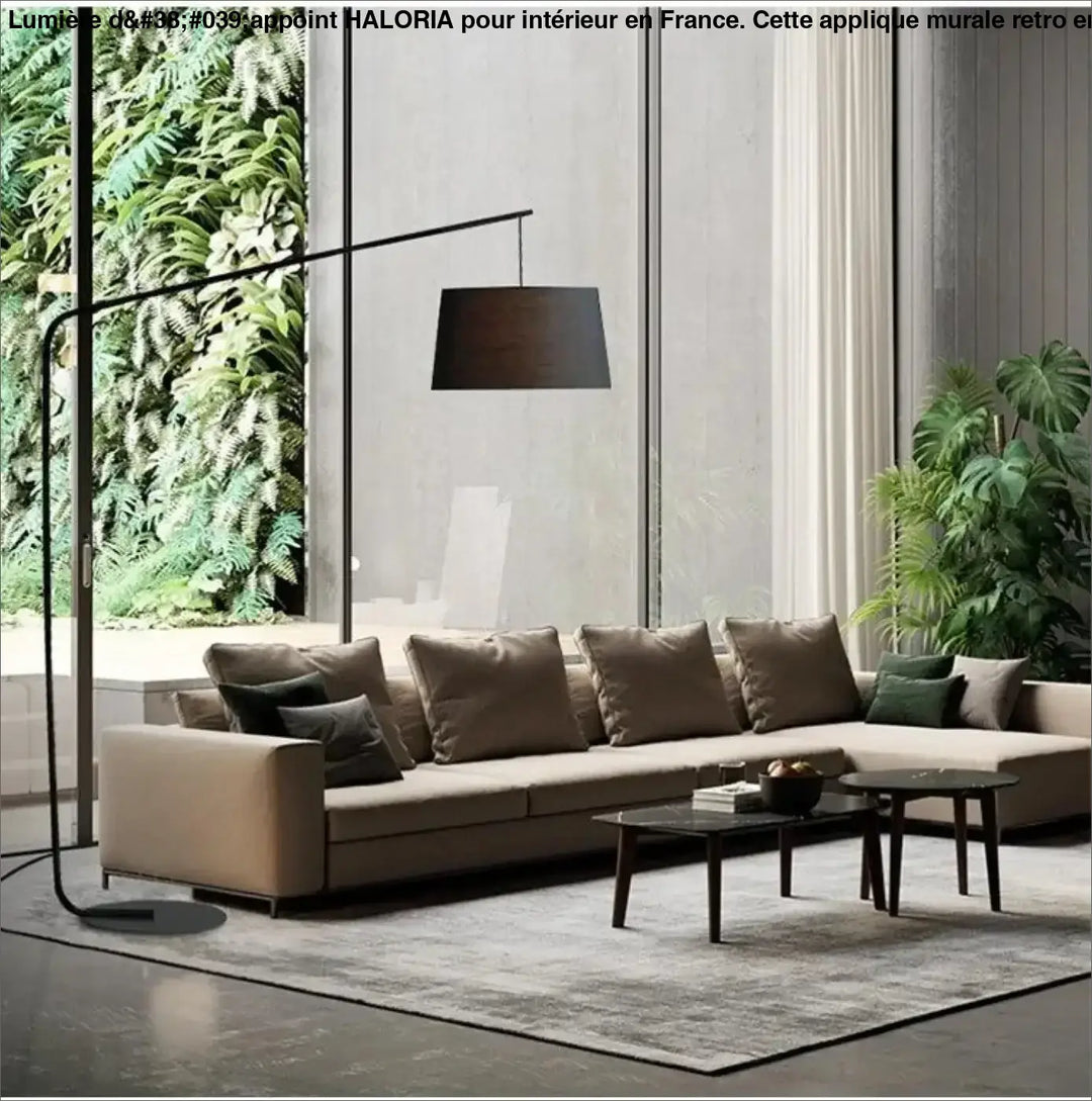 Beige canapé dangle avec coussins taupe moelleux et coussins dappoint verts foncés pour appliques murales retro haloria