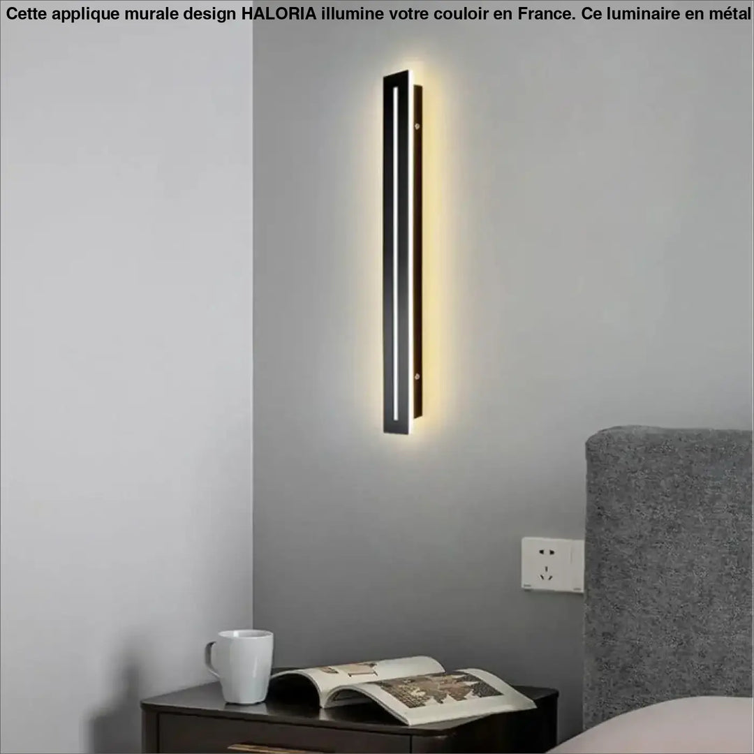 Couloir applique murale design haloria en metal noir moderne avec eclairage ambiant chaud et design vertical epure