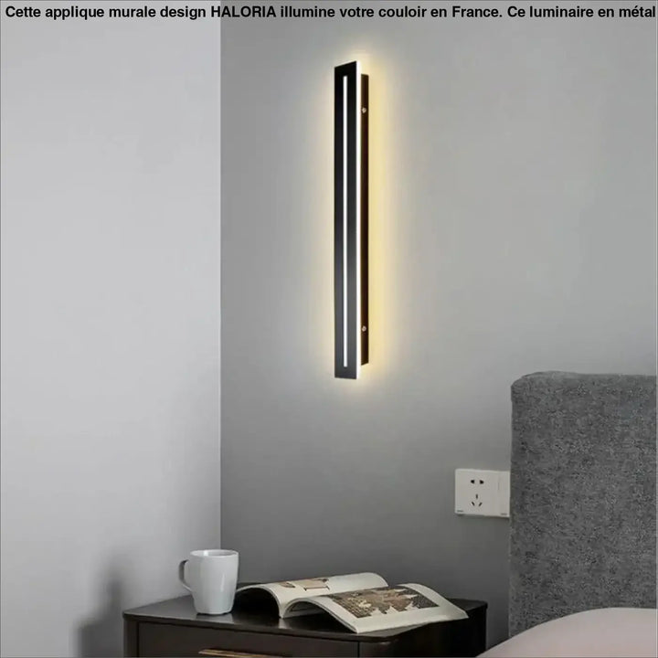 Couloir applique murale design haloria en metal noir moderne avec eclairage ambiant chaud et design vertical epure
