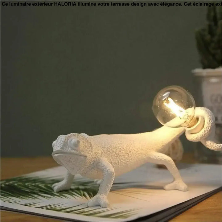 Luminaire extérieur blanc en résine en forme de caméléon avec ampoule à filament dans la queue pour eclairage exterieur terrasse design