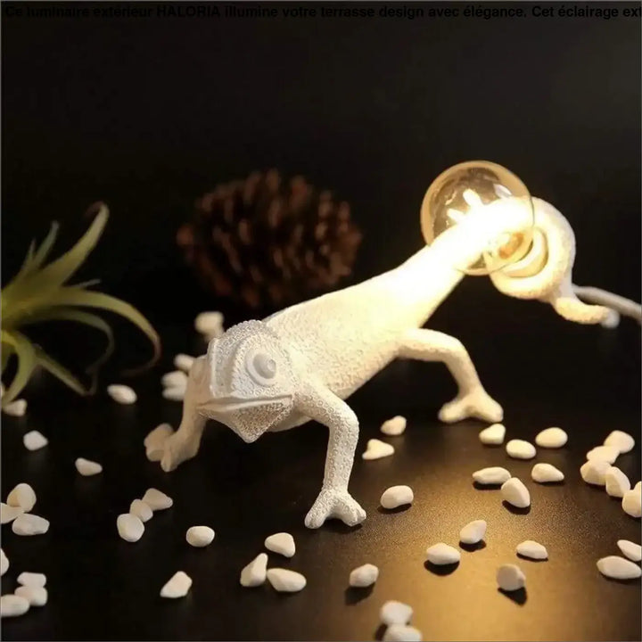 Luminaire extérieur chameleon blanc en résine avec design reptilien texturé et ampoule apparente pour eclairage exterieur terrasse design