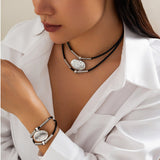 2-teiliges Handgemachtes Schmuckset mit geschnitztem Oval-Anhänger | Halskette & Armband