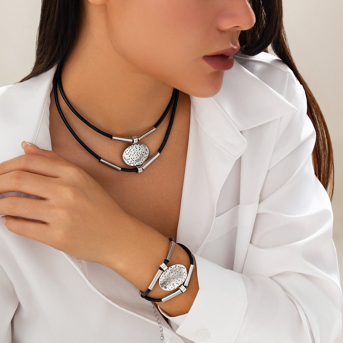 2-teiliges Handgemachtes Schmuckset mit geschnitztem Oval-Anhänger | Halskette & Armband