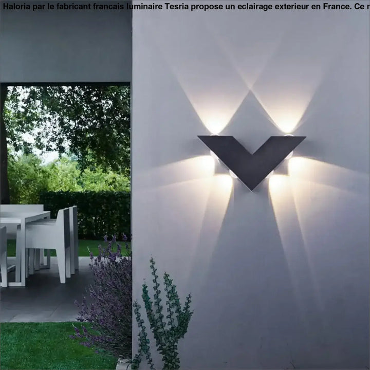 Modern applique murale v noire mate avec trois sources lumineuses integrées projetant des ombres warm fabricant francais luminaire haloria