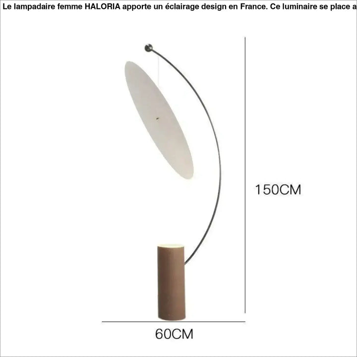 Femme lampadaire haloria avec bras en métal noir incurvé, abat-jour blanc, base cylindrique brune, côté d’un canapé