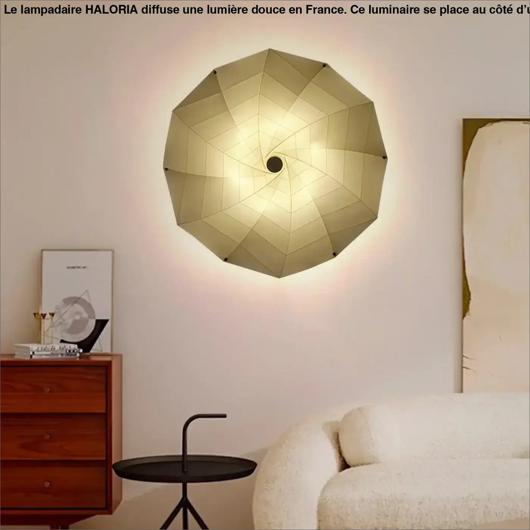 Lampadaire grand haloria beige géométrique à facettes style parapluie pour côté d’un canapé mural
