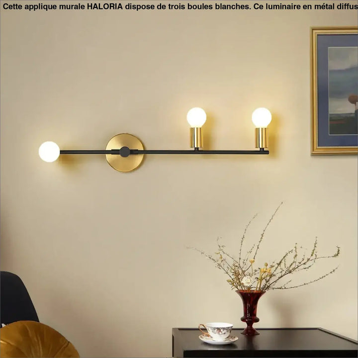 Grande applique murale noire et or avec trois boules blanches idéale pour un long d’un couloir ou autour d’un miroir