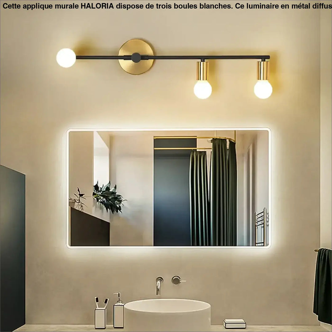 Applique murale grande avec 3 boules blanches autour d’un miroir rectangulaire éclairé au design minimaliste