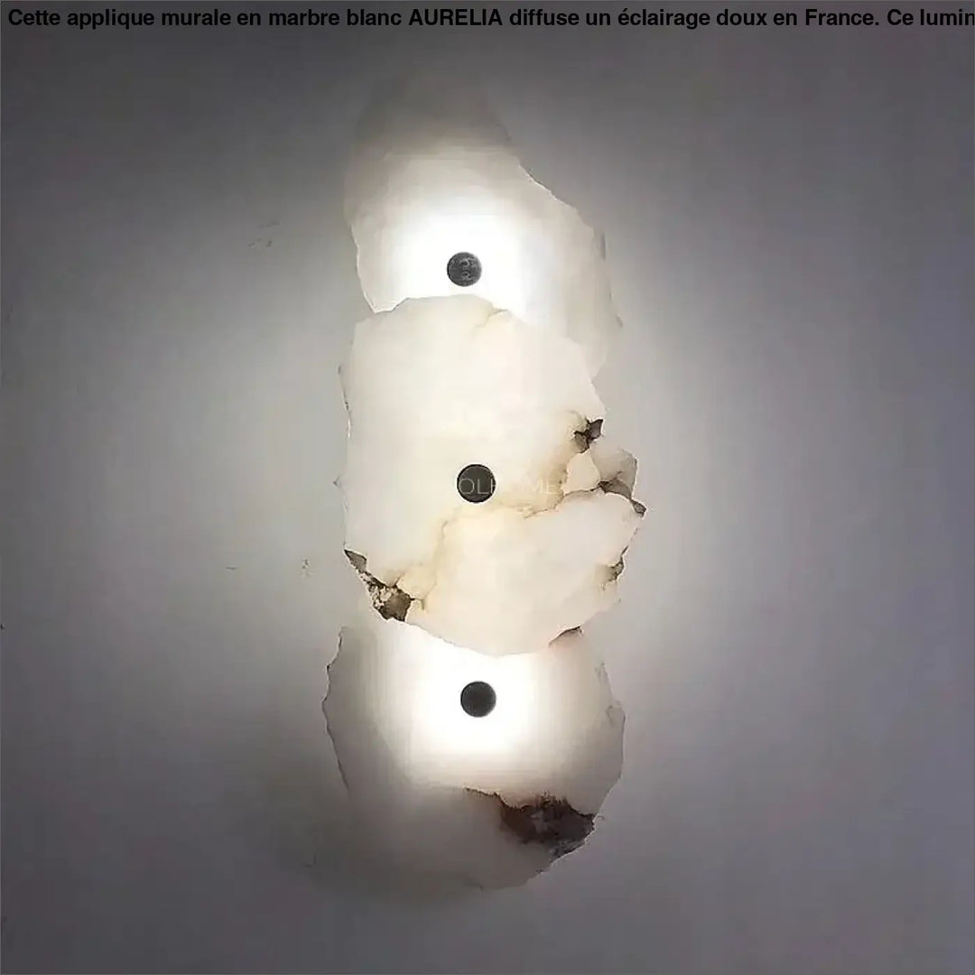 Grande applique murale en marbre blanc aurelia avec trois ampoules circulaires encastrées pour un long d un couloir