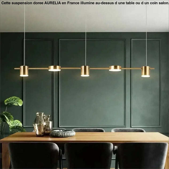 Moderne suspension doree aurelia en métal doré à quatre ampoules cylindriques suspendue au-dessus d’une table ou d’un coin salon