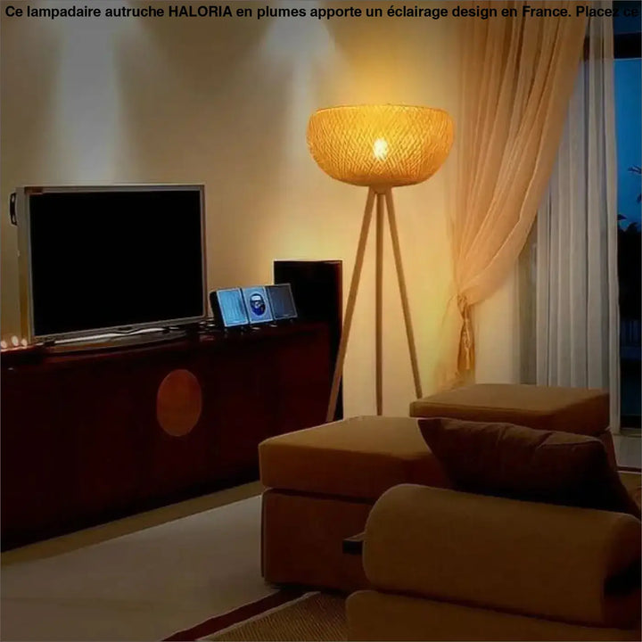 Lampadaire autruche en bambou tissé couleur chaude avec base trépied idéal côté d’un canapé