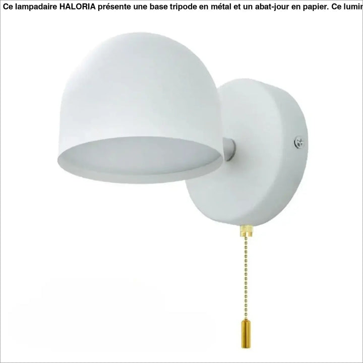 Applique murale blanche en forme de dôme avec chaîne de tirage dorée style scandinave participe à créer une ambiance raffinée